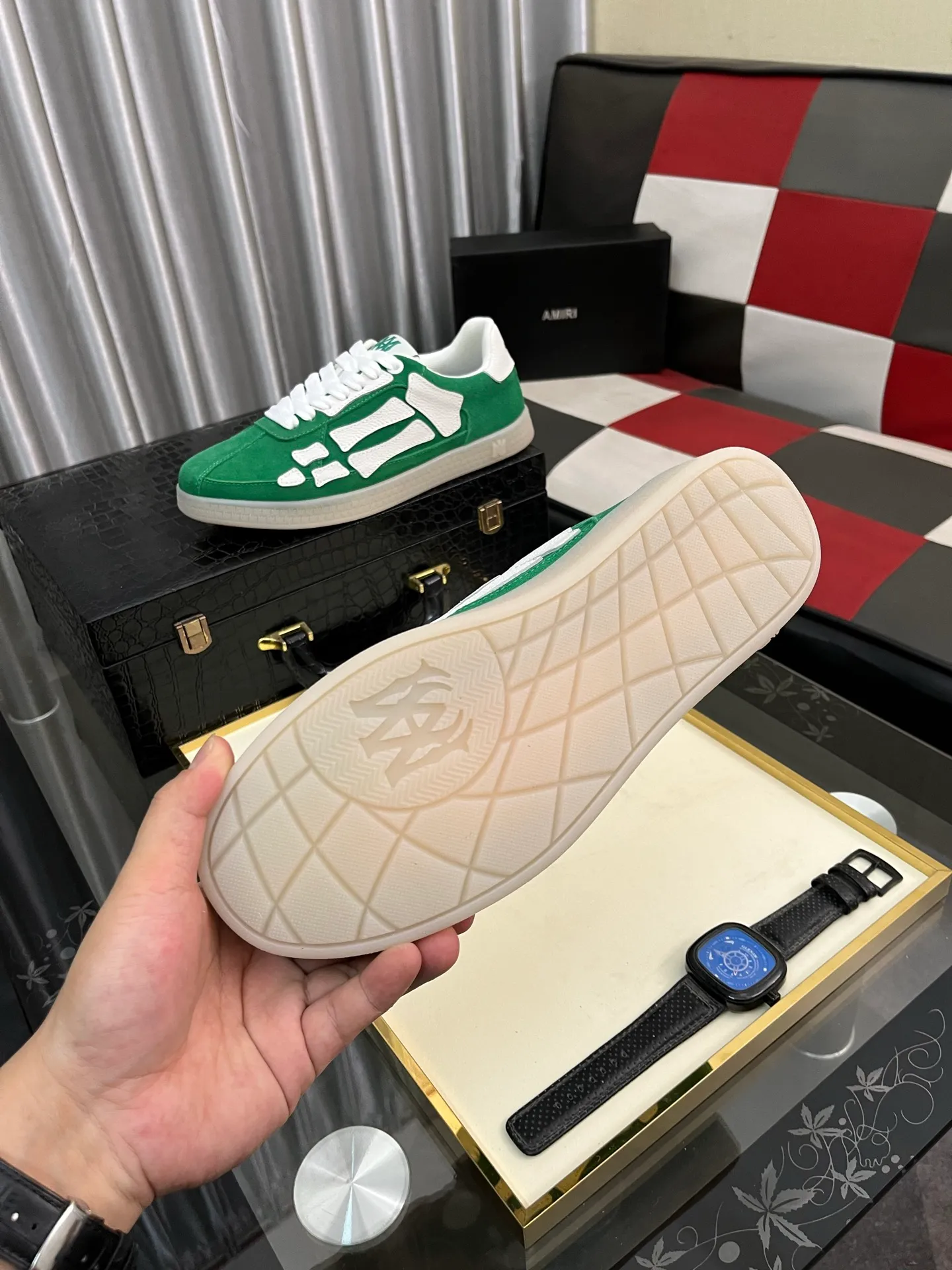 Men's shoes 💰420⌚️⌚️《AMIR*》New men's low-top casual sports sneakers bone shoes, another pair of irresistible bone shoes. Bone shoes are one of AMIRI's most popular items. They use first-layer cowhide uppers. The side bones are made of two cowhide laminations. They have a three-dimensional feel. The leather incisions are all oil-edged. Contrasting color design. Simple style. Fashionable sports. Customized metal LOGO nameplate to embellish shoelaces. Exclusive control of top version. Supports comparison. Breathable mesh lining Original rubber outsole A must-have item for daily leisure Suitable for various occasions Check it out if you are looking for high quality Super cool uppers Size: 38-445️⃣ Colors available